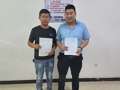 鄭州男女羞羞视频在线观看與新疆客戶簽訂輪胎式建築垃圾破碎篩分一體車